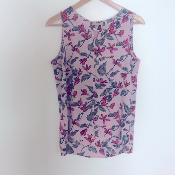 c & e Tops - Pink floral lightweight sleeveless top. Triangle cutout at neckline. Medium